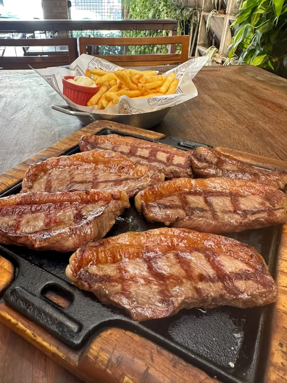 Picanha grelhada na chapa, um dos cortes premium, servida com fritas.