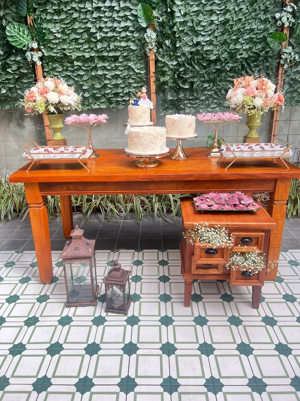 Mesa de doces decorada com bolo e flores para o casamento no Perobah Pinheiros.